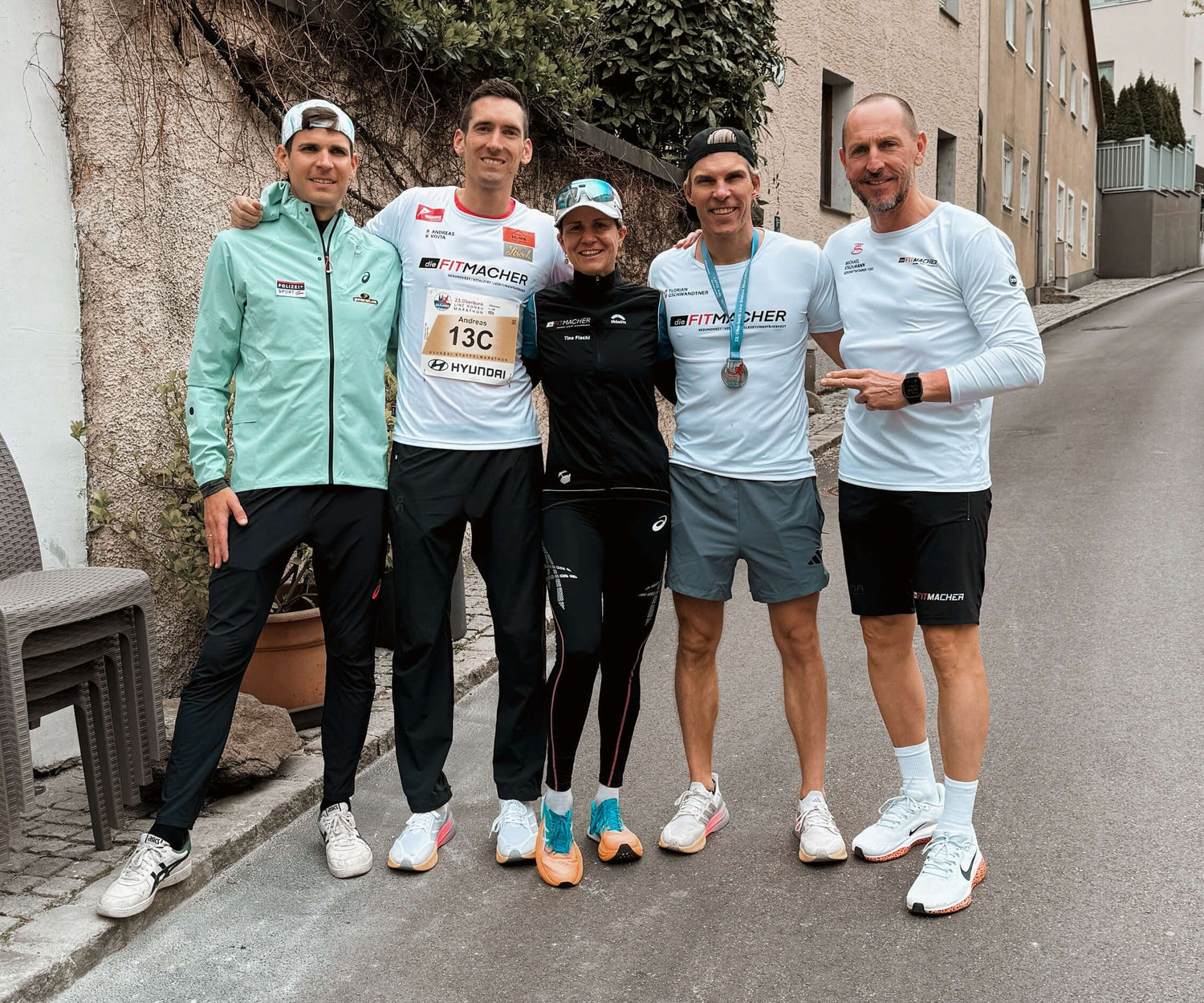 Teamfoto der dieFITMACHER-Marathon-Staffel mit Co-Founder & CEO Michael Stadlmann